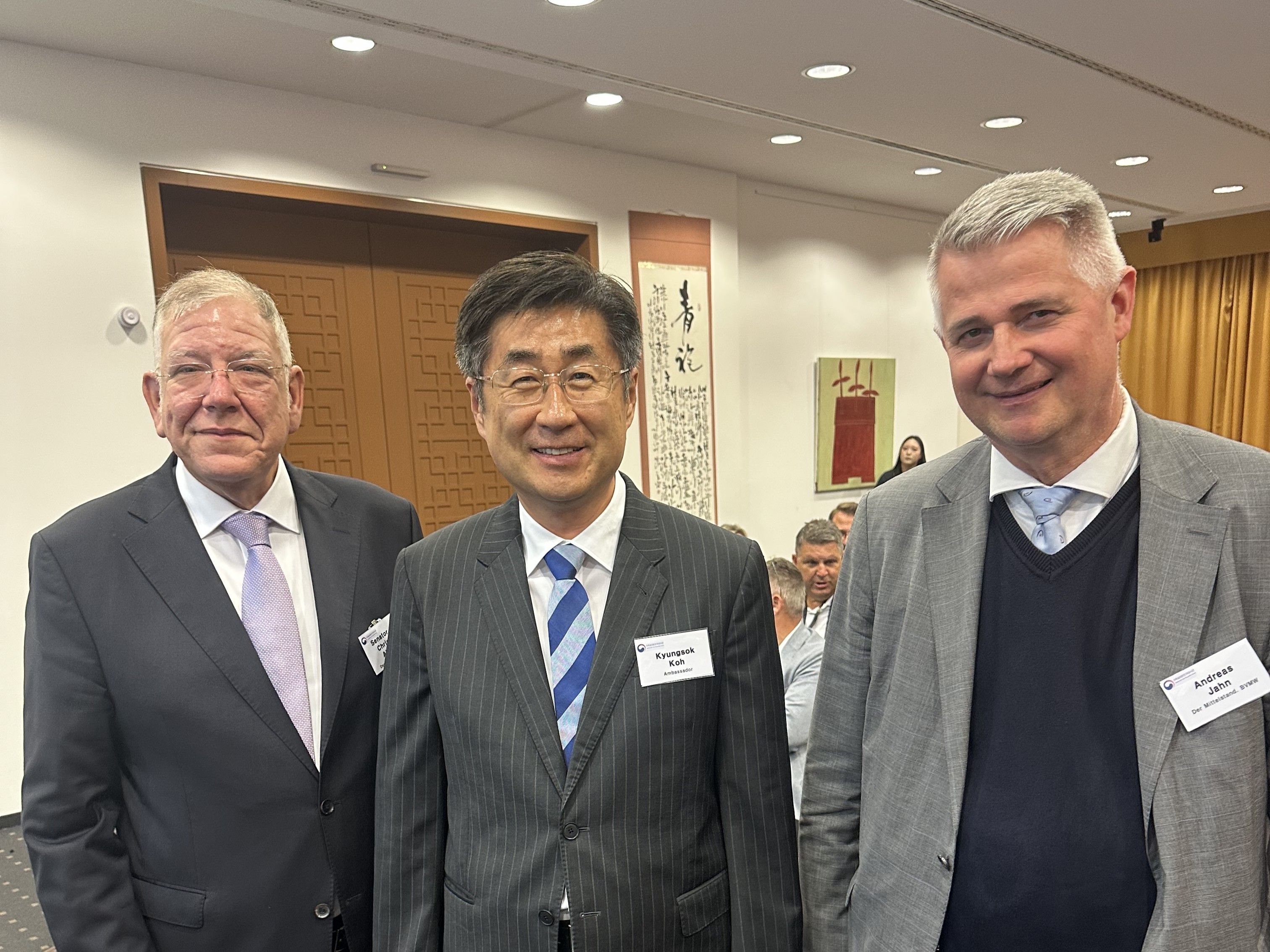 V. l.: Christoph Ahlhaus, Vorsitzender der Bundesgeschäftsführung des BVMW und Generalsekretär des Bundeswirtschaftssenats, S.E. Kyungsok Koh, Botschafter der Republik Korea in Deutschland, und Andreas Jahn, Bundesgeschäftsleiter Internationale Politik und Außenwirtschaft des BVMW, beim Besuch der südkoreanischen Botschaft | BERLINboxx