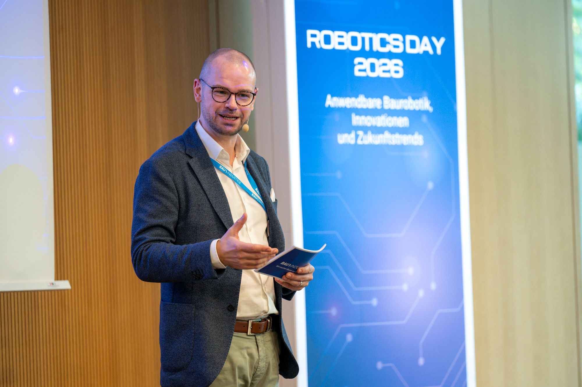 Tim-Oliver Müller, Hauptgeschäftsführer der BAUINDUSTRIE, moderierte den Robotics Day 2026 in der Hessischen Landesvertretung | HDB//Strehlau