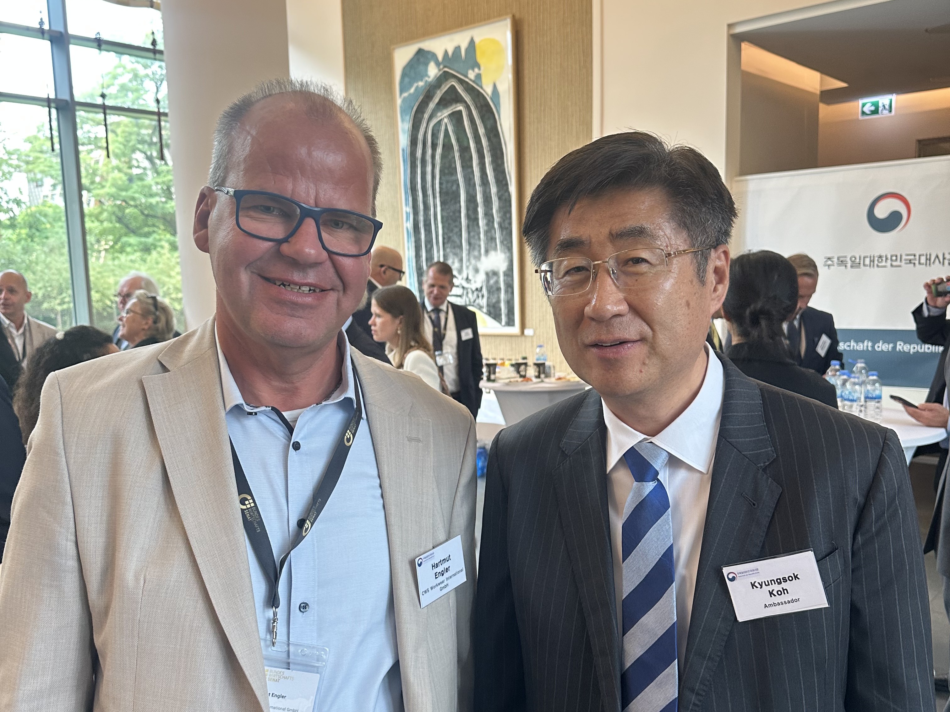 V.l. Hartmut Engler, CEO von CWS Workwear International, im Gespräch mit S.E. Kyungsok Koh, Botschafter der Republik Korea in Deutschland | BERLINboxx