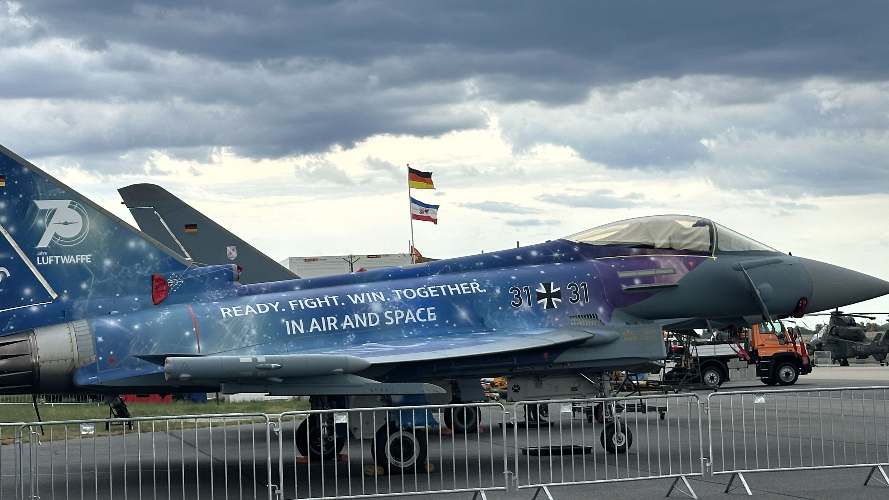 „Ready. Fight. Win. Together. In Air and Space“: Der Eurofighter der Luftwaffe setzte auf der ILA Berlin 2026 einen markanten Akzent im Bereich Defence und machte die sicherheitspolitische Dimension der Messe sichtbar | BERLINboxx Evgenia Grabovska