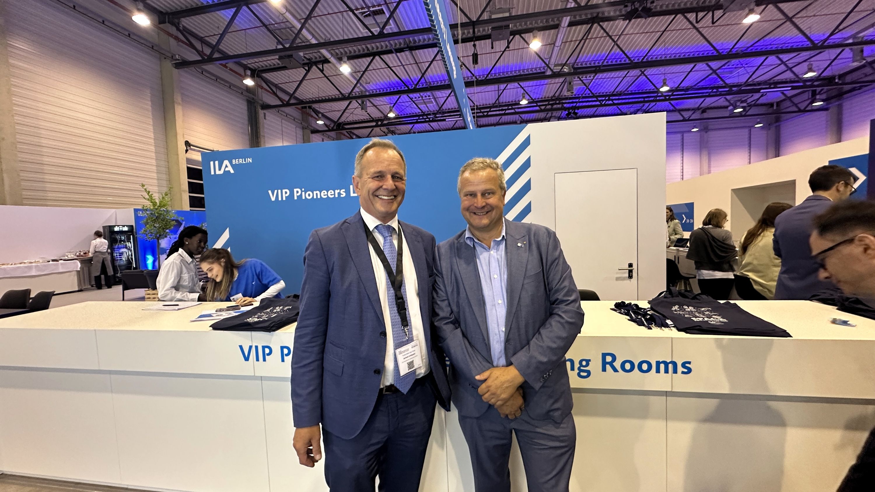 Jochem Schöppler, Euromovement Energiepark GmbH, mit Jens Krause, Sprecher des Wasserstoffnetzwerks Lausitz DurcH2atmen, auf der ILA Berlin 2026. Im Mittelpunkt: Wasserstoff, Infrastruktur und Strukturwandel in der Lausitz