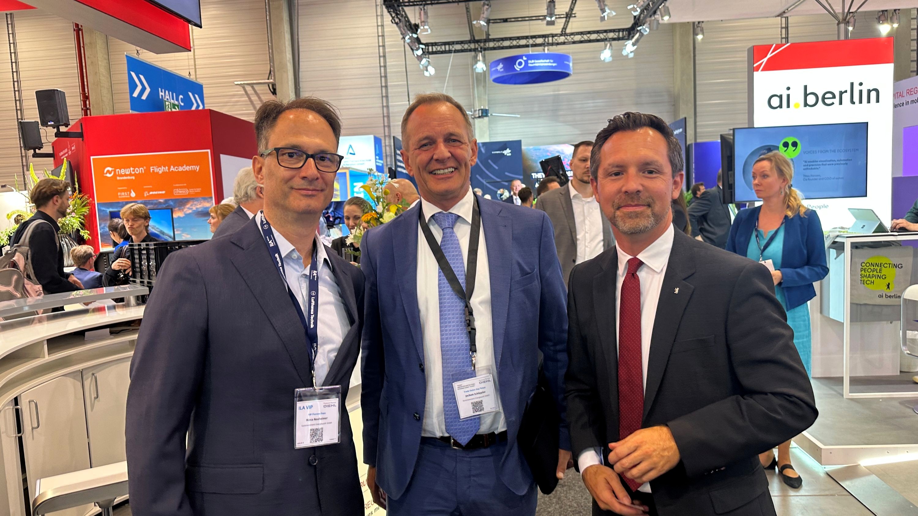 v.l. Mirco Nauheimer und Jochem Schöppler mit Dr. Severin Fischer, Staatssekretär für Wirtschaft, Energie und Betriebe des Landes Berlin | BERLINboxx
