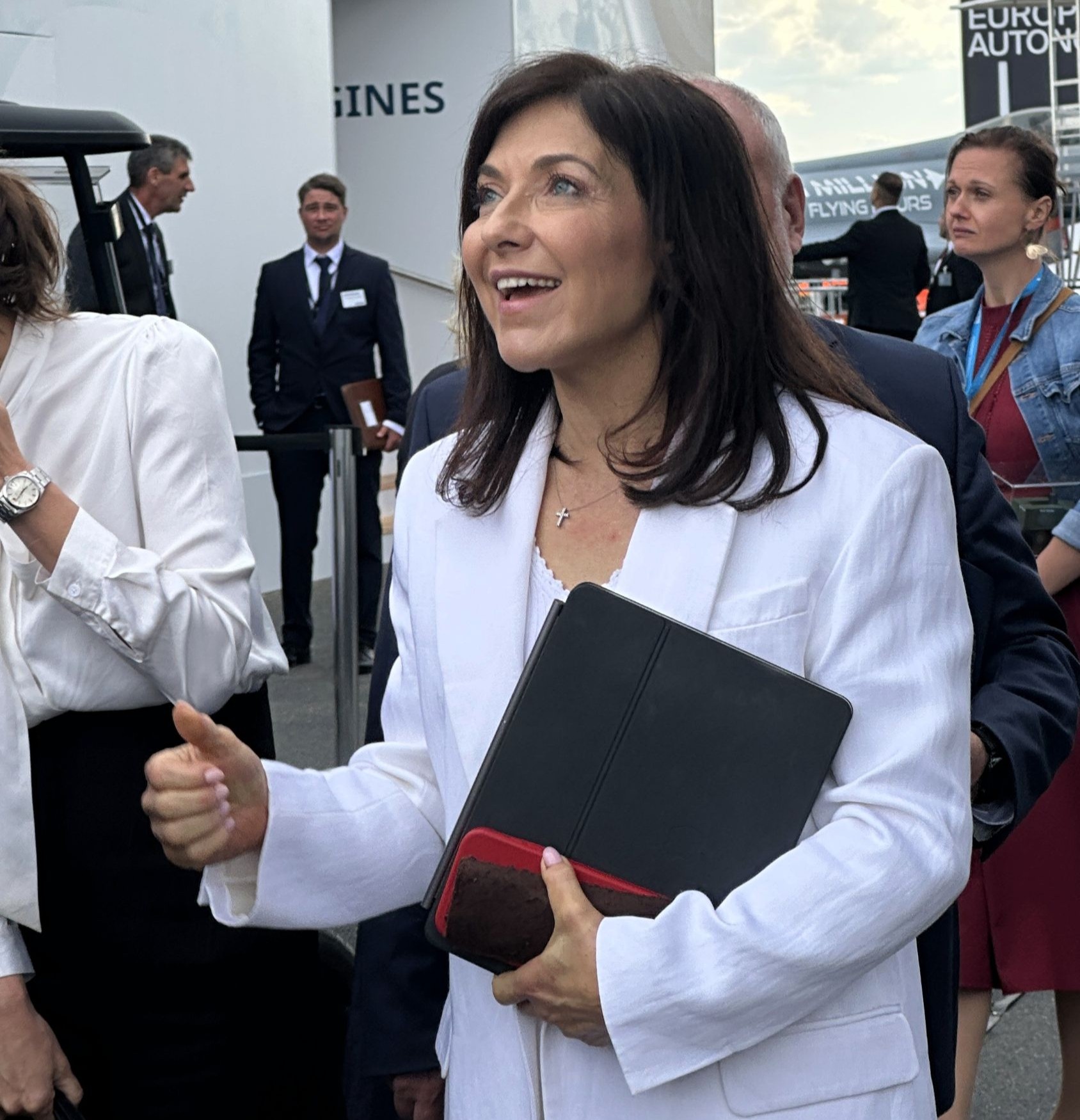 Katherina Reiche, Bundesministerin für Wirtschaft und Energie, auf der ILA Berlin 2026. Zu den eindrucksvollen Programmpunkten der Messe zählte die Flugshow der Eurofighter, die bei Fachbesuchern und Publikum große Aufmerksamkeit auf sich zog | BERLINboxx Evgenia Grabovska