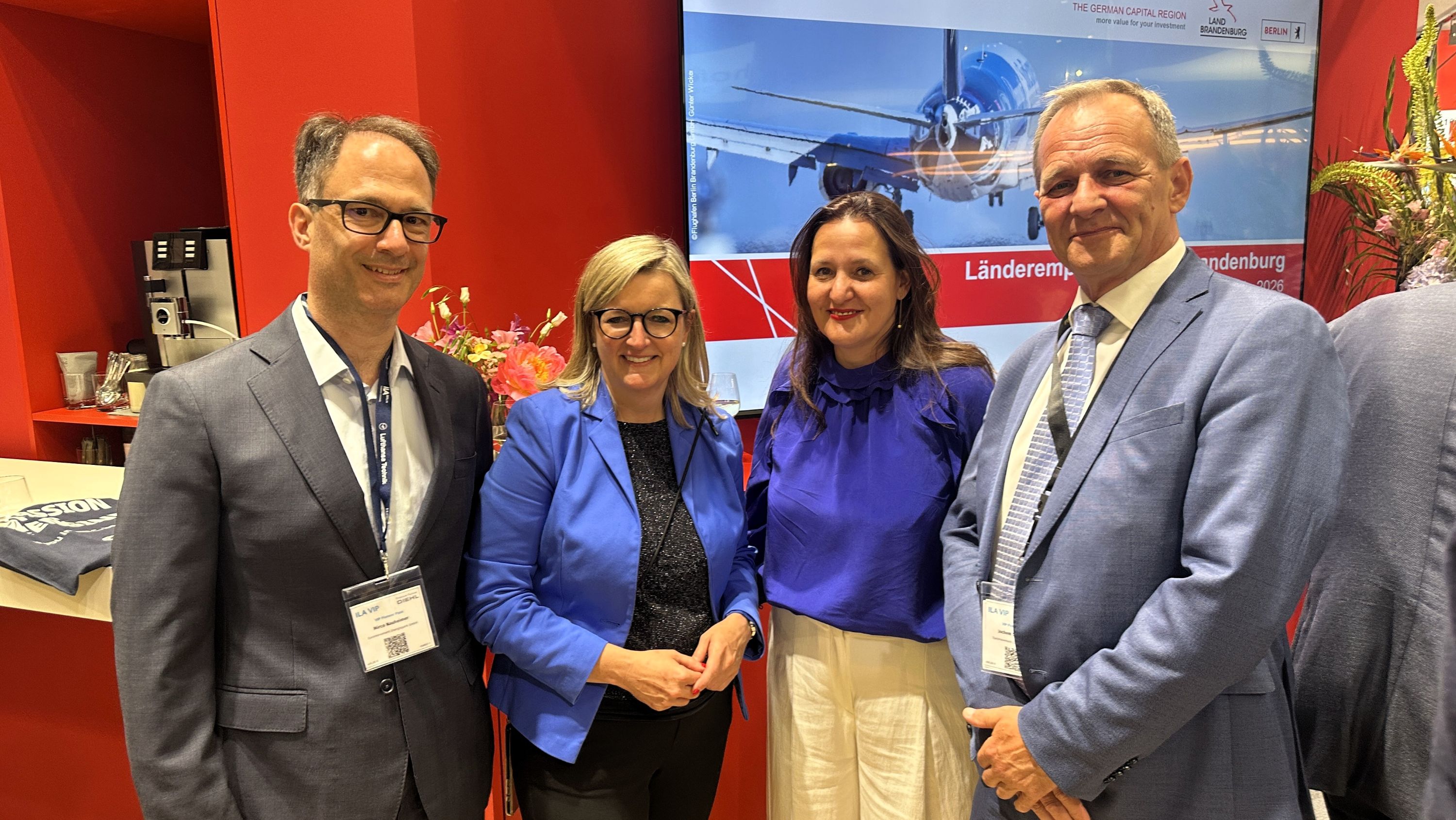 Mirco Nauheimer (l.) und Jochem Schöppler (r.) von Euromovement mit Martina Klement (2.v.l.), Ministerin für Wirtschaft, Energie, Klimaschutz und Europa des Landes Brandenburg, und Dr. Manja Schüle (3.v.l.), Ministerin für Wissenschaft, Forschung und Kultur des Landes Brandenburg, beim Länderempfang Berlin-Brandenburg auf der ILA Berlin 2026 | BERLINboxx
