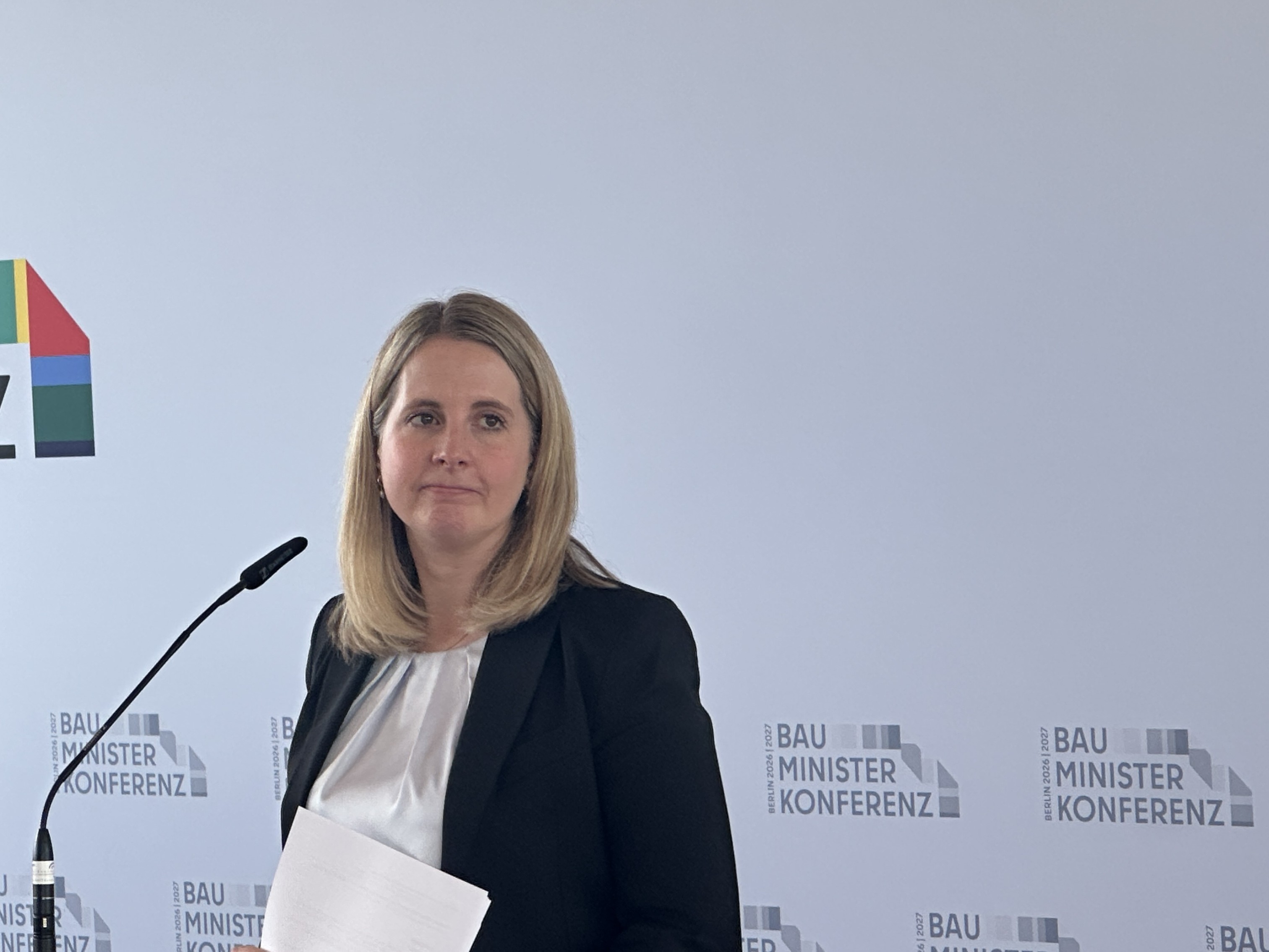 Bundesbauministerin Verena Hubertz bei der 148. Sonder-Bauministerkonferenz in Berlin. Sie kündigte weitere Schritte für schnellere Verfahren, neue Förderstrukturen und sinkende Baukosten an | BERLINboxx