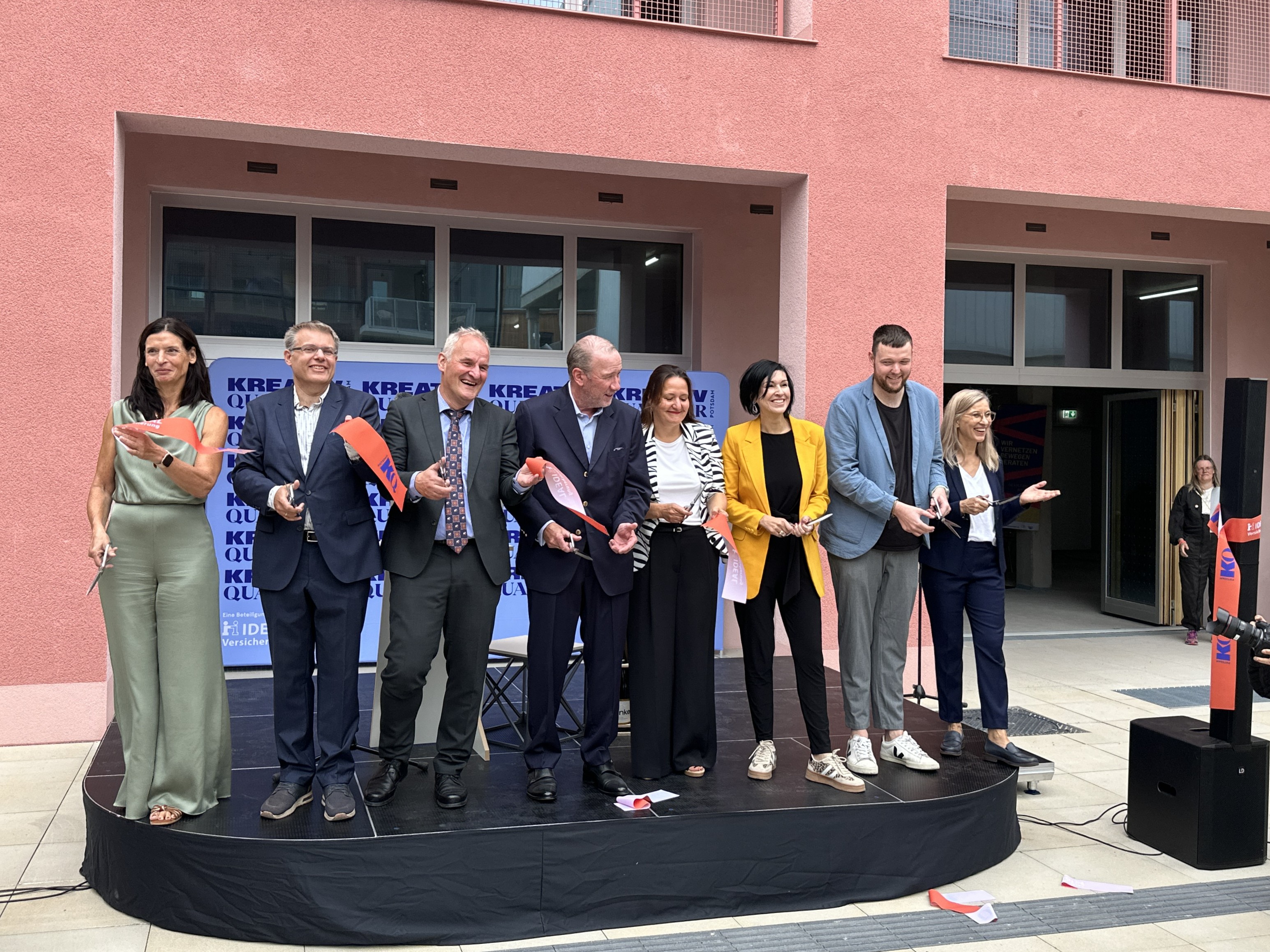 Offizieller Eröffnungsmoment: Mit dem gemeinsamen Durchschneiden des Bandes wurde das Kreativ Quartier Potsdam am 4. September 2026 eröffnet | BERLINboxx