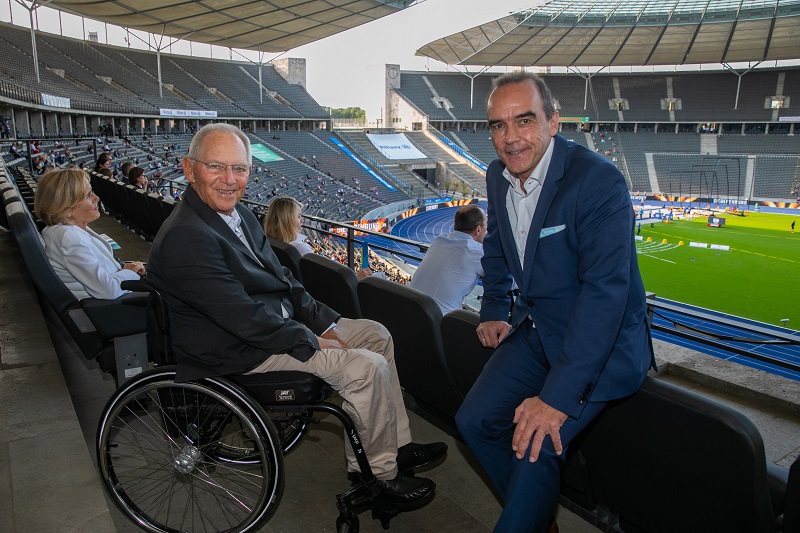 Zu Gast in der Spielbank-Lounge: Bundestagspräsident Wolfgang Schäuble mit Spielbank-Geschäftsführer Gerhard Wilhelm (r.). Foto: Dirk Lässig