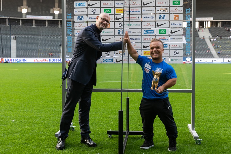 Para-Athlet Niko Kappel (r.) mit Spielbank-Direktor Hans Hansen. Foto: Dirk Lässig