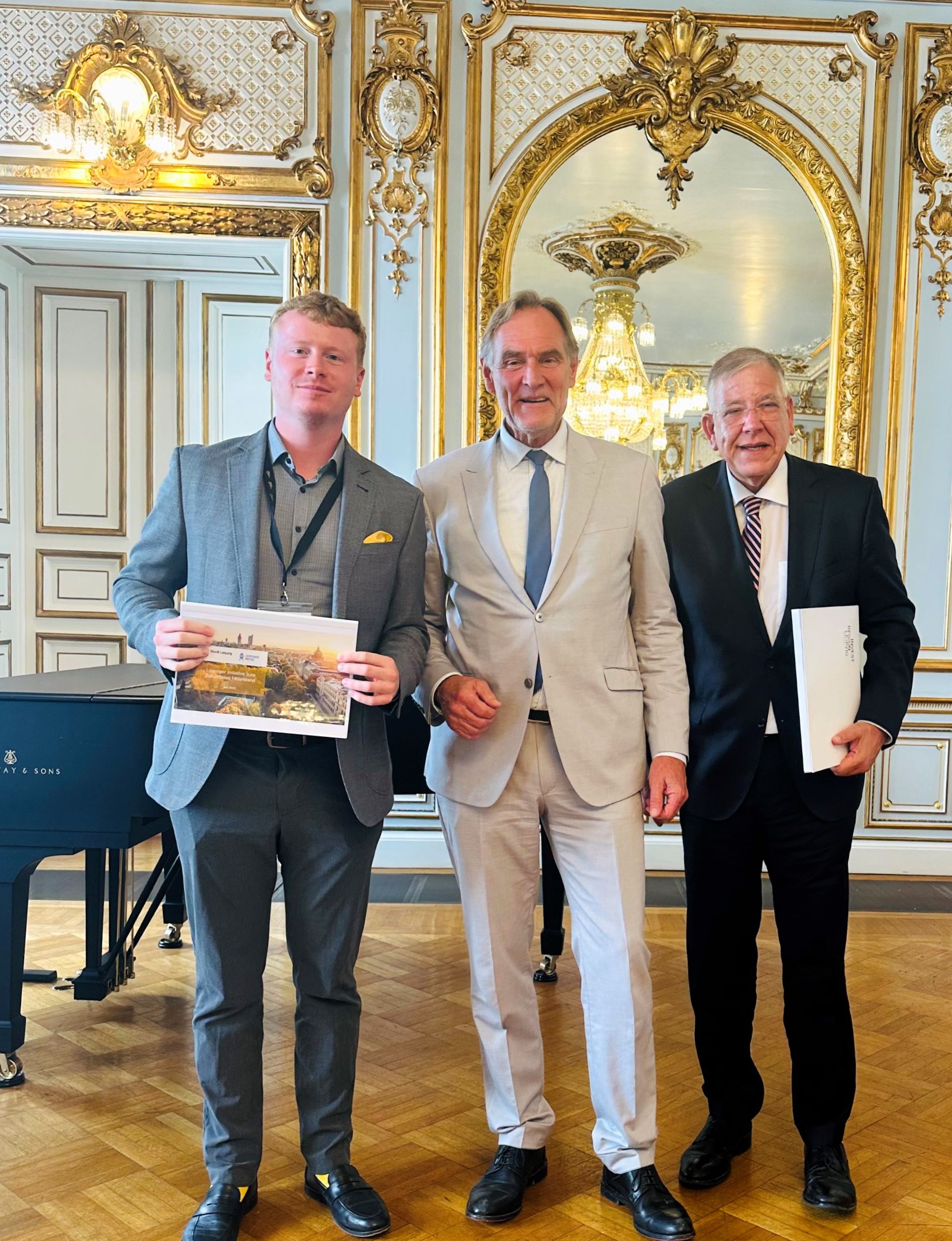 v.l. Maximilian Stahl (Justiziar und Generalbevollmächtigter der BVMW-Bundesgeschäftsführung), OB Burkhard Jung und Christoph Ahlhaus (Bundesgeschäftsführer des BVMW) | BERLINboxx