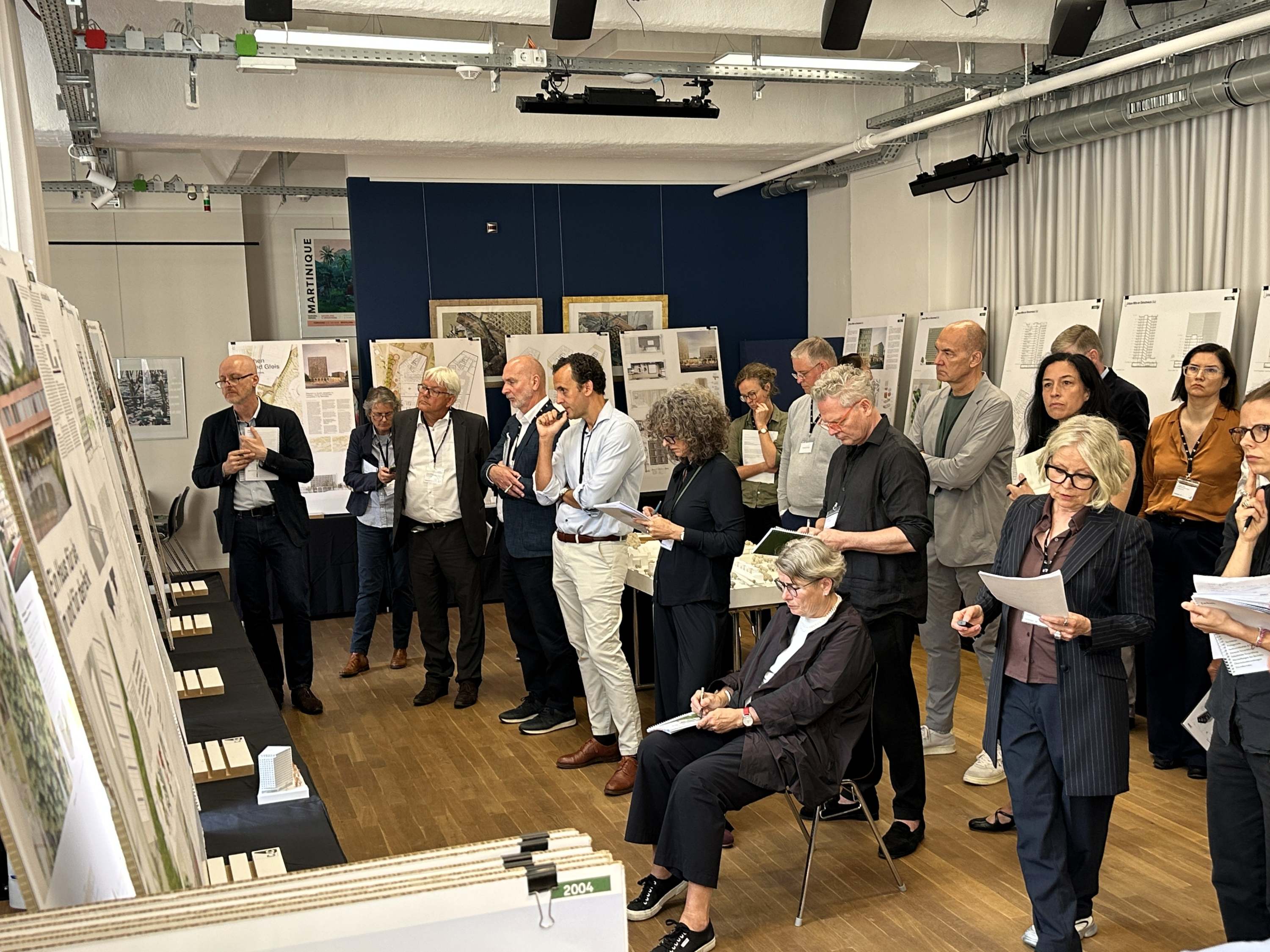 Konzentrierte Entscheidung am Gleisdreieck: Das Preisgericht während einer der Wertungsrunden des Realisierungswettbewerbs Urbane Mitte Süd. | Foto: BERLINboxx/Evgenia Grabovska