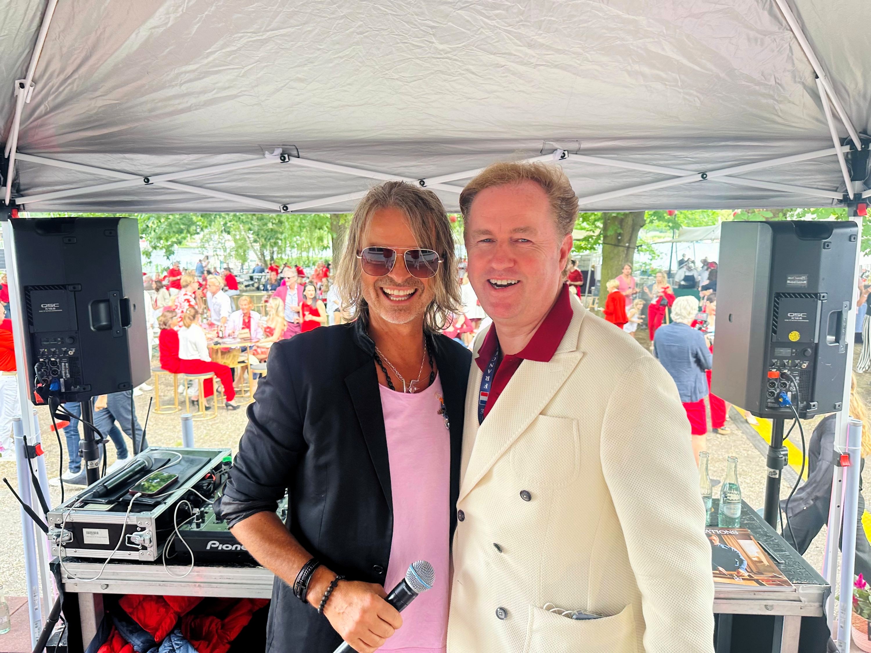 DJ Nicolino Hermano mit Gastgeber Christian Gérôme: Musik, Begegnungen und Sommerstimmung prägten die RED Day Party 2026 am Wannsee | BERLINboxx