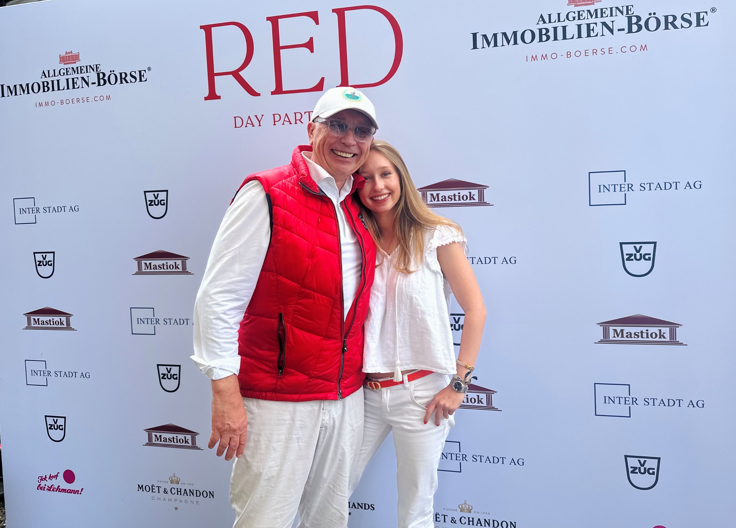Frank Schmeichel, Verleger und Kommunikationsunternehmer, mit seiner Tochter Anthea Schmeichel bei der RED Day Party 2026 am Wannsee. | BERLINboxx