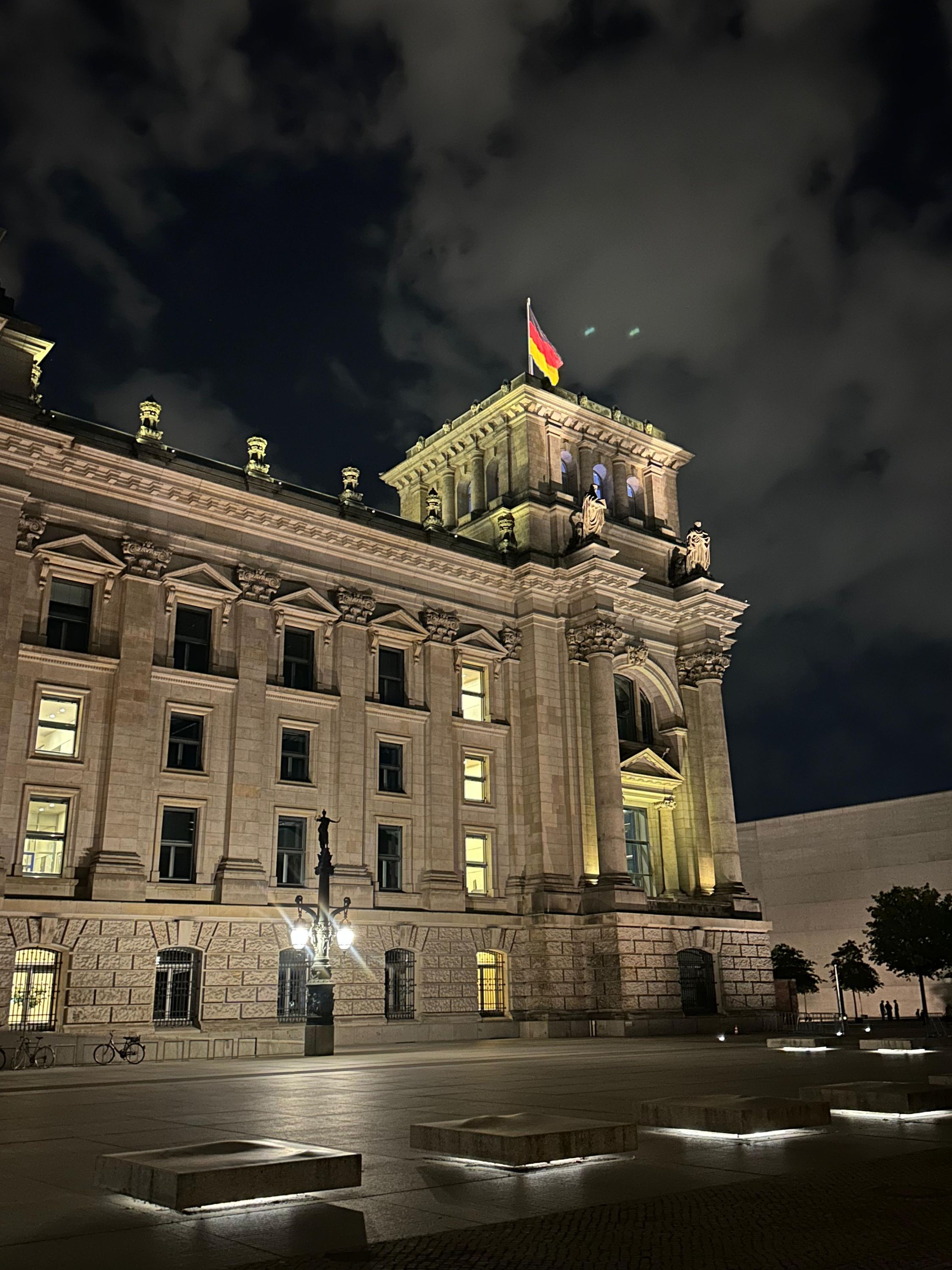 Politische Kulisse des Abschlussabends: Blick auf das Reichstagsgebäude gegenüber der Deutschen Parlamentarischen Gesellschaft, wo der Diplomatische Tag des Bundeswirtschaftssenats ausklang | BERLINboxx