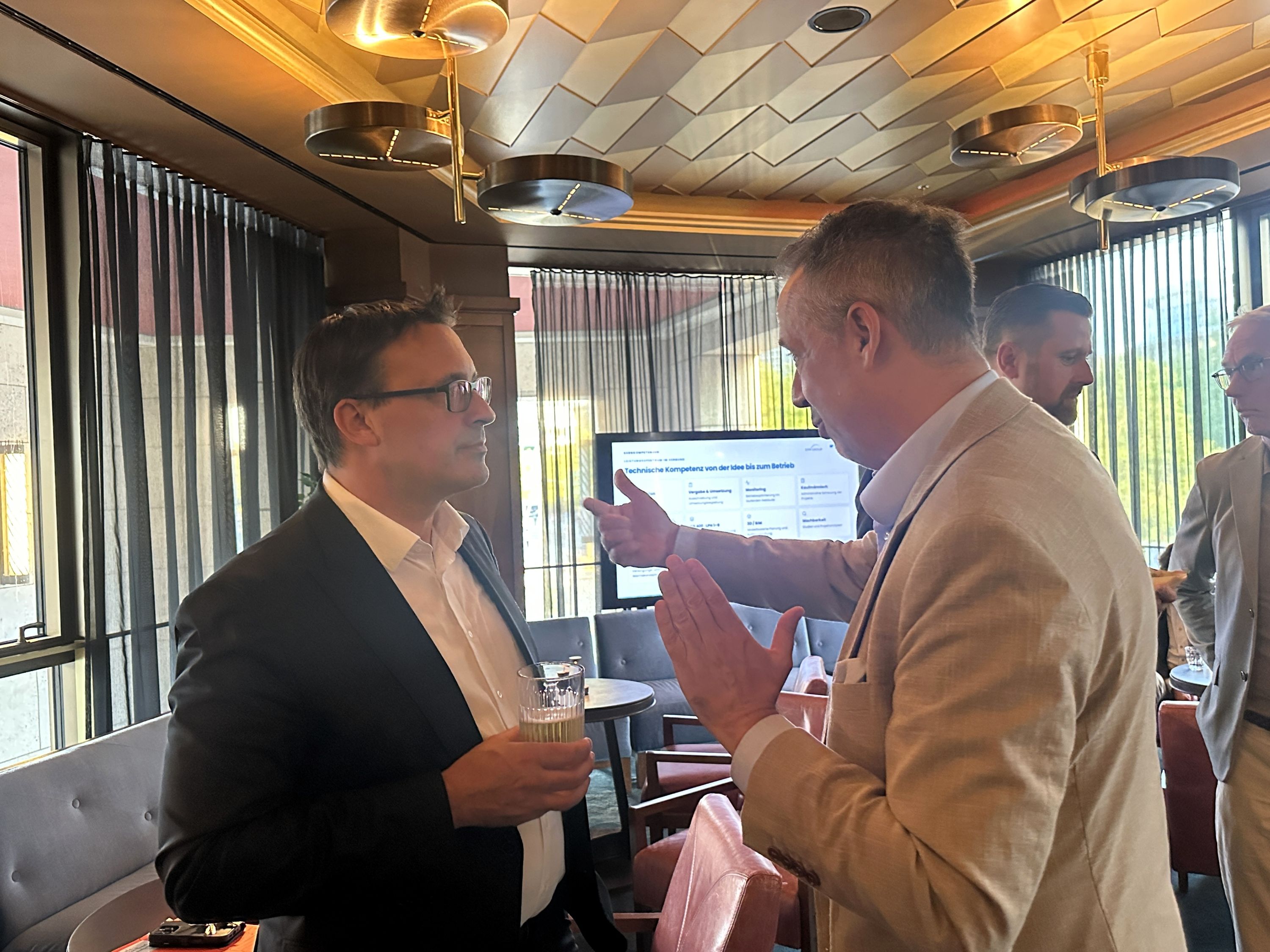 Im direkten Austausch: Sören Bartol (l.) und Wulf von Borzyskowsk diskutieren über neue Wege zu einem schnelleren und produktiveren Wohnungsbau | BERLINboxx