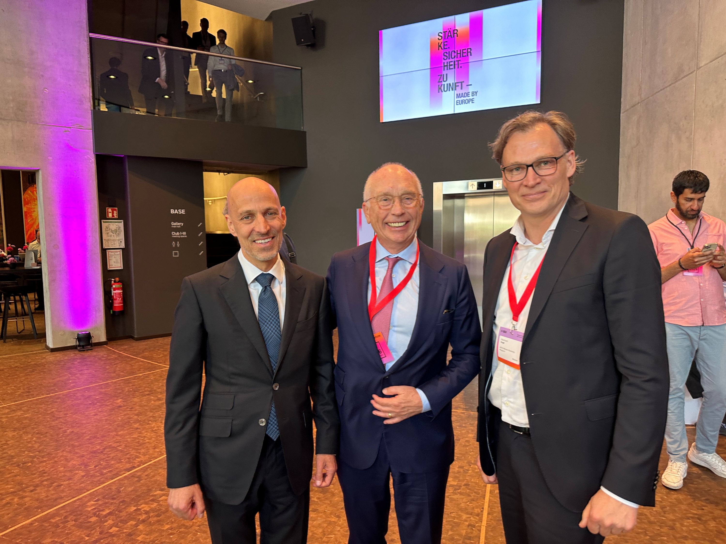 BDI-Präsident Peter Leibinger, BERLINboxx-Verleger Frank Schmeichel und Christian Niehoff, geschäftsführender Gesellschafter von BOHNZIRLEWAGEN, beim Tag der Industrie 2026 | BERLINboxx