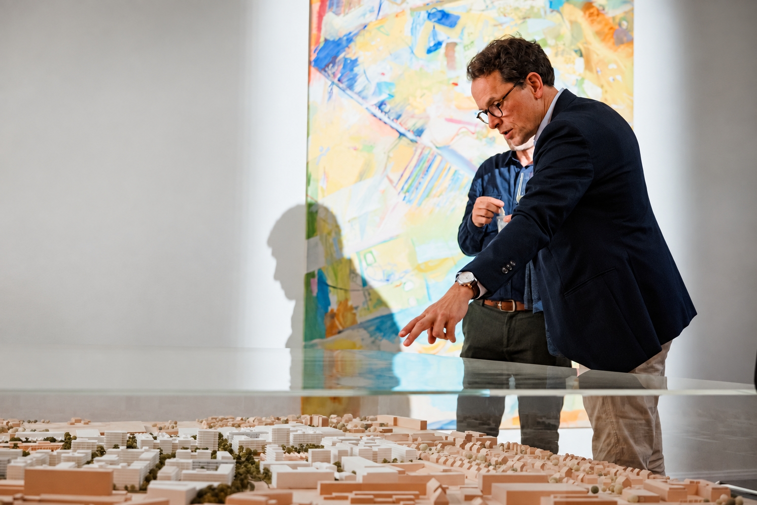 Nikolaus von Xylander von ZEITGEIST Asset Management erläutert Gästen beim Grand Opening das Modell der Quartiersentwicklung „27 ha Möglichkeiten“ in Alt-Hohenschönhausen © kreativmedia-berlin