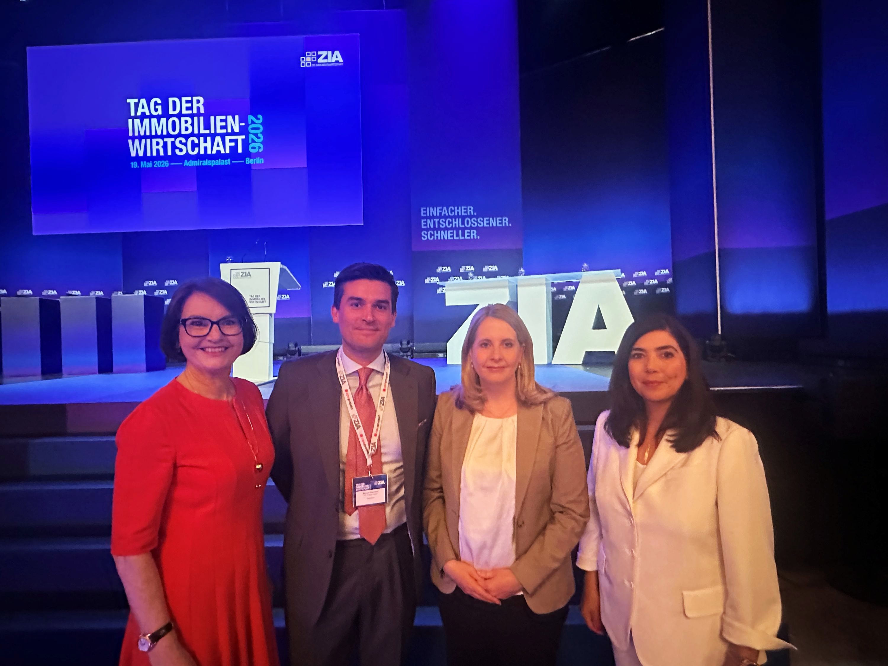 v.l. ZIA-Präsidentin Iris Schöberl, Manuel Oltersdorf, Fay Projects, Bundesbauministerin Verena Hubertz, ZIA Hauptgeschäftsführerin Aygül Özkan | BERLINboxx