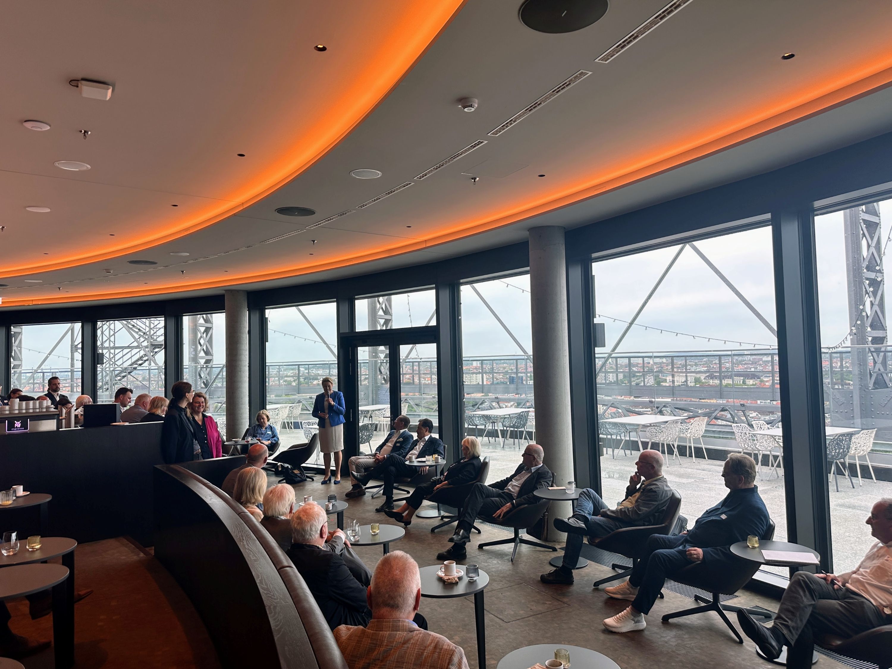 Politisches Frühstück der Berliner Wirtschaftsgespräche (bwg) in der Sky Bar des Gasometers: Franziska Giffey diskutiert mit Vertreterinnen und Vertretern aus Wirtschaft und Politik über den neuen Doppelhaushalt und die Zukunft Berlins | BERLINboxx