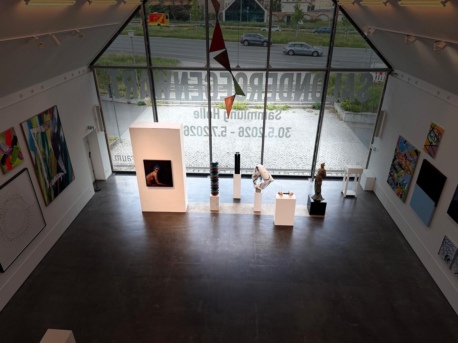 Blick in den Kunstraum Potsdam: Die Ausstellung verbindet 75 Positionen aus der Sammlung Holle mit einer Alumni-Präsentation von 237 Arbeiten ehemaliger Teilnehmerinnen und Teilnehmer