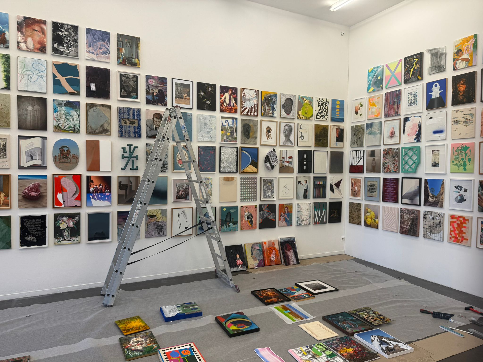 Noch vor der Eröffnung entsteht im Kunstraum Potsdam die Alumni-Wand des salondergegenwart: 237 Werke von Künstlerinnen und Künstlern, die das Förderprojekt in den vergangenen 15 Jahren begleitet haben | salondergegenwart