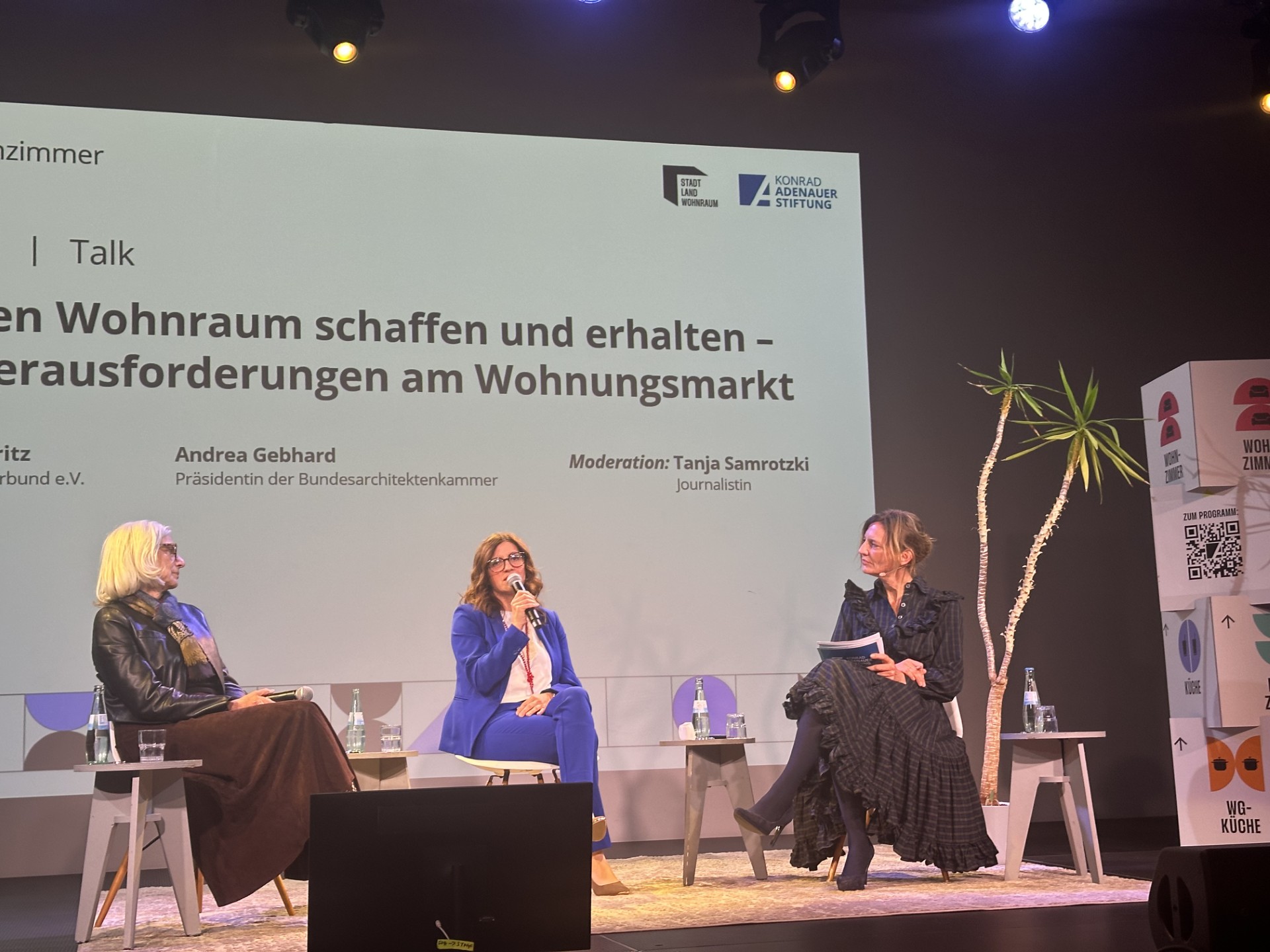 v.l.: Dr. Melanie Weber-Moritz, Präsidentin Deutscher Mieterbund e.V., Andrea Gebhard, Präsidentin der Bundesarchitektenkammer und Tanja Samrotzki, Journalistin