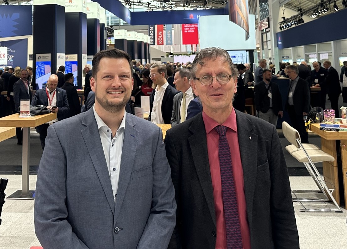 (v.l.): Daan Smans, President Business Development IoT & Digital Products von CEDES und Christian Gaebler, Senator für Stadtentwicklung, Bauen und Wohnen